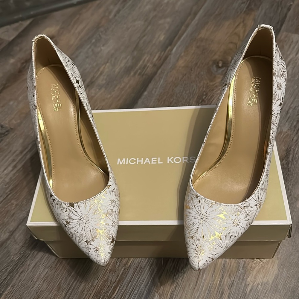 Michael Kors gold and whites pumps